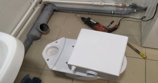 Установка напольного унитаза в Комсомольске-на-Амуре: монтаж под ключ от СантехДомКмс от 5287 рублей.